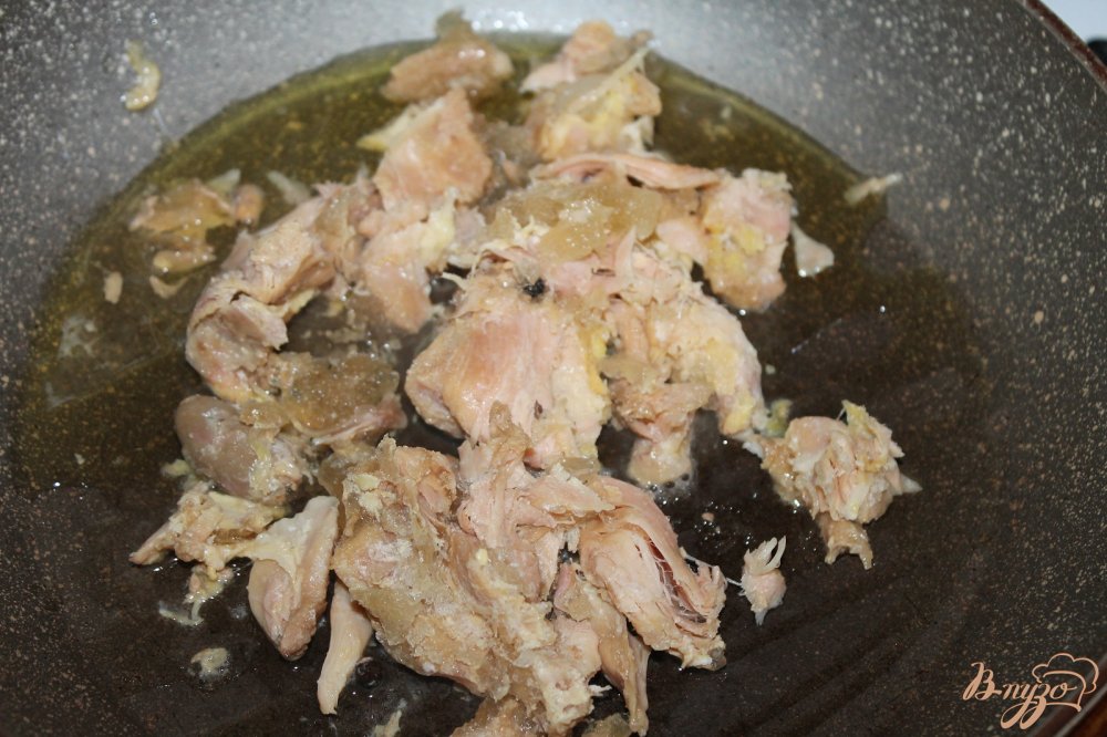 Фото приготовление рецепта: Тушеная пекинская капуста с курицей и перцем в томатном соусе шаг №3