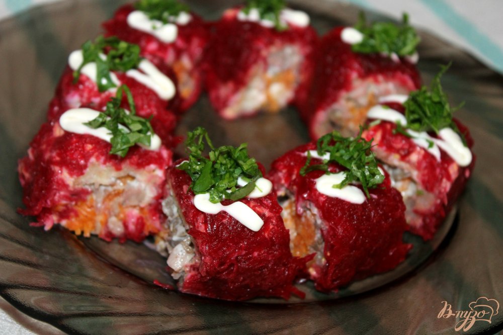 Фото приготовление рецепта: Салат - рулет из свеклы, яиц и моркови с мясом и печенью шаг №9