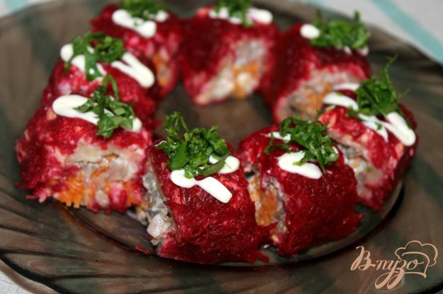 фото рецепта: Салат - рулет из свеклы, яиц и моркови с мясом и печенью