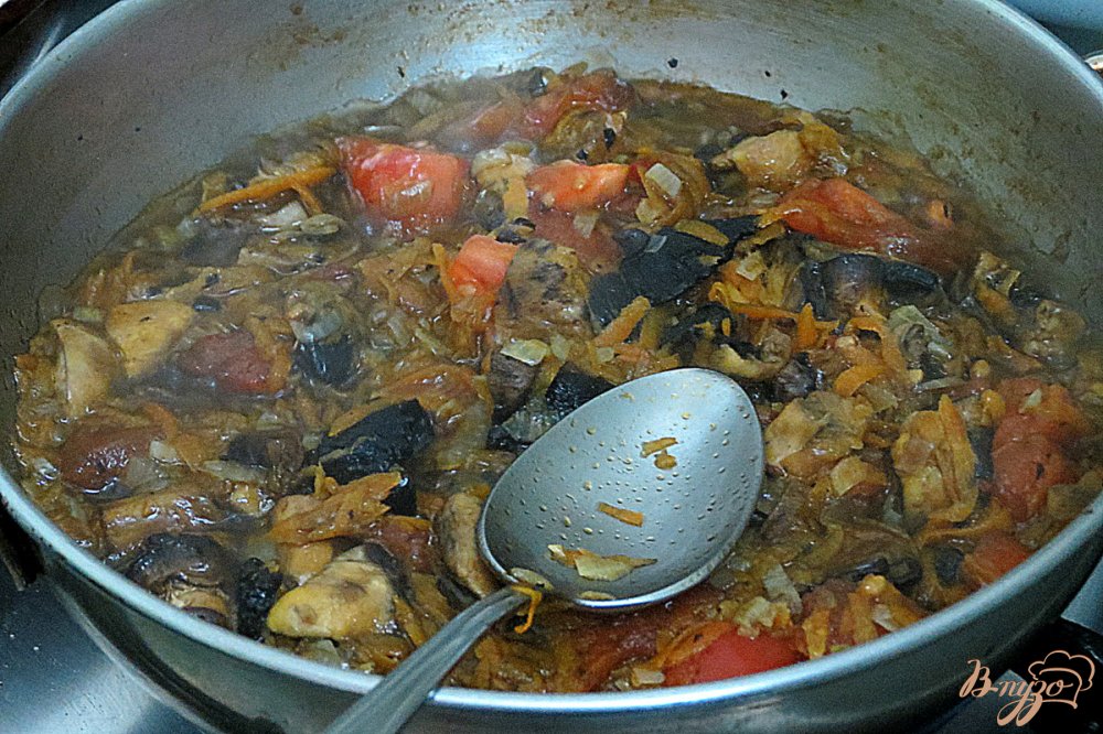 Фото приготовление рецепта: Овощной суп с цветной капустой сметаной и грибами шаг №8