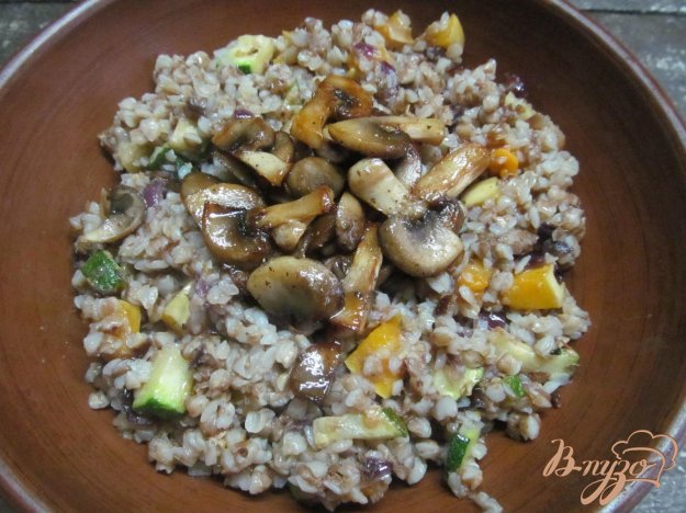 фото рецепта: Гречка с овощами и шампиньоном