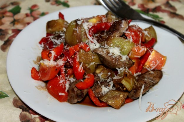 фото рецепта: Салат с куриной печенью и жареным баклажаном