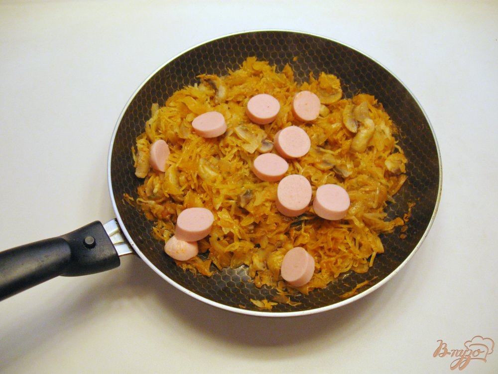 Фото приготовление рецепта: Грибная солянка с капустой и сосисками шаг №5
