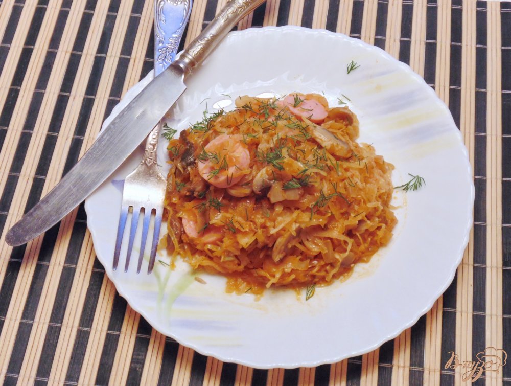 Фото приготовление рецепта: Грибная солянка с капустой и сосисками шаг №7