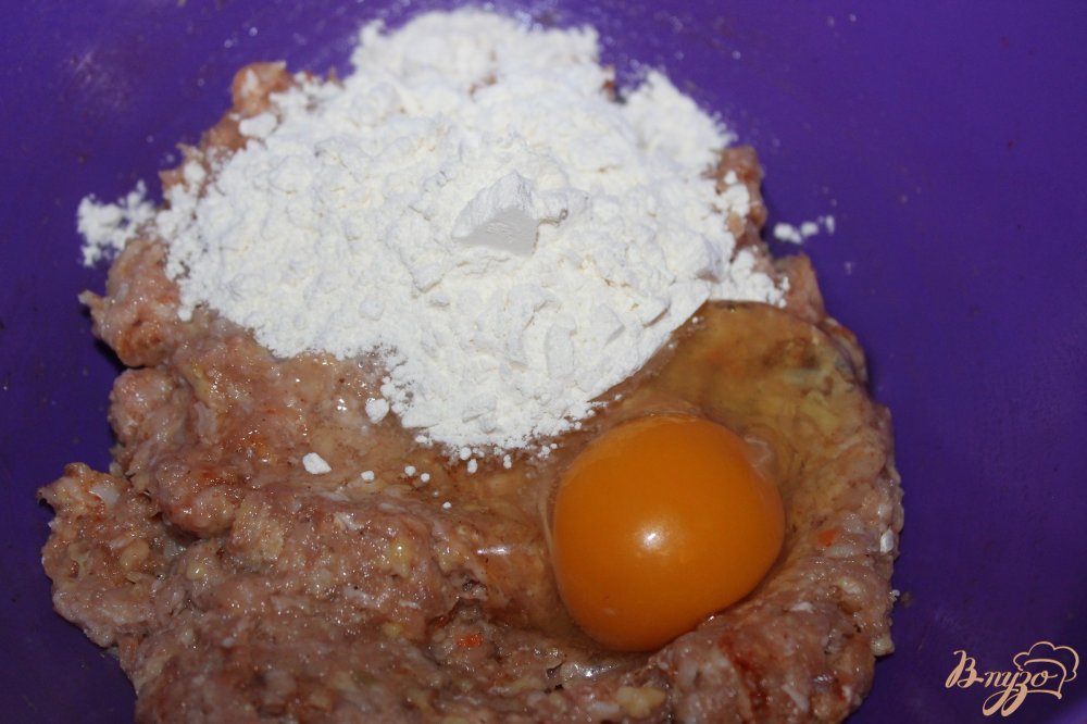 Фото приготовление рецепта: Открытые котлеты с помидорами и шпинатом шаг №3