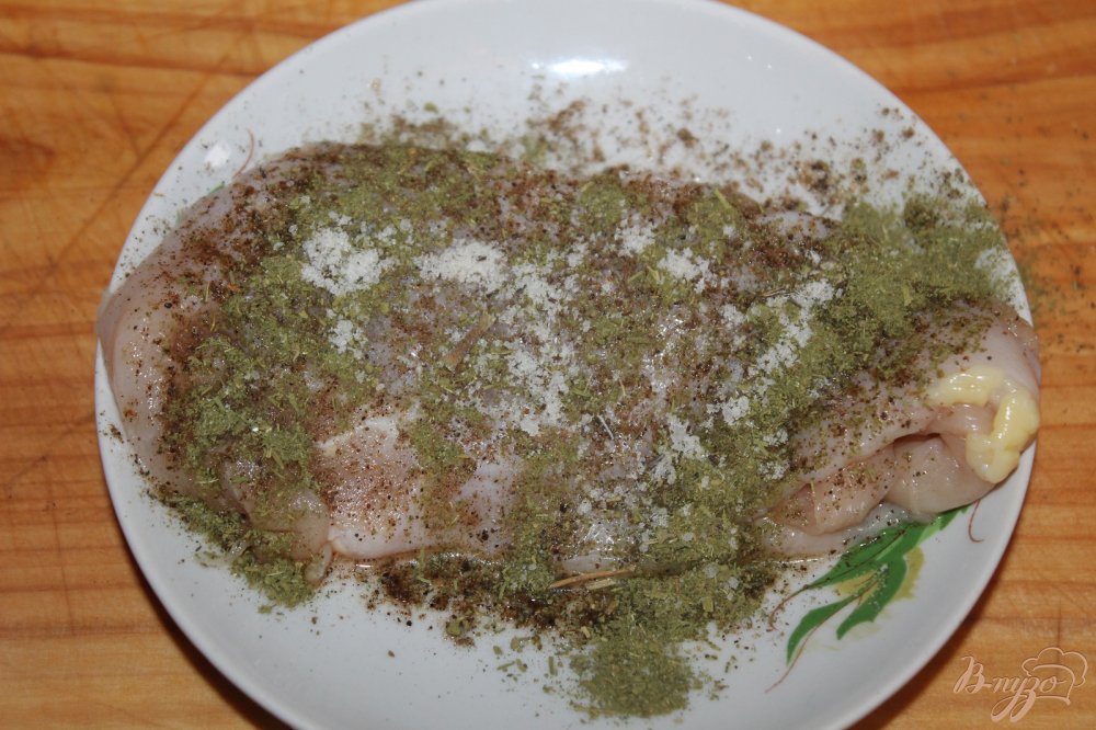 Фото приготовление рецепта: Пряная куриная грудка с сыром и соусом песто шаг №2