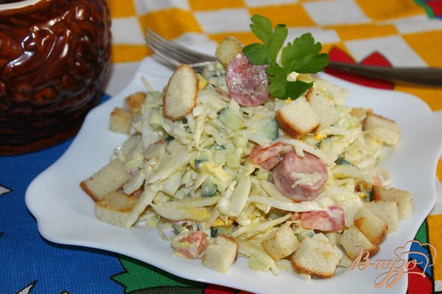 фото рецепта: Салат с жареными сосисками, яйцом и пекинской капустой