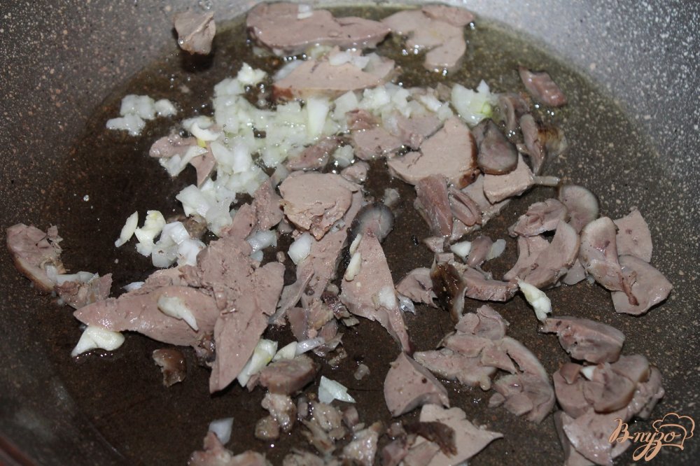 Фото приготовление рецепта: Макароны с куриной печенью и зеленым горошком шаг №3