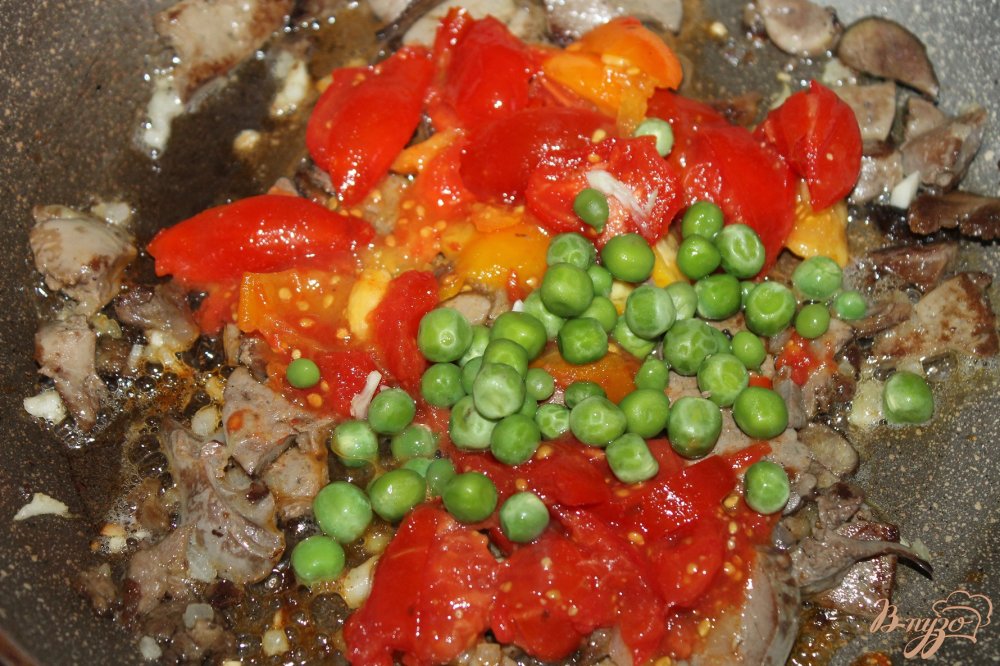 Фото приготовление рецепта: Макароны с куриной печенью и зеленым горошком шаг №4