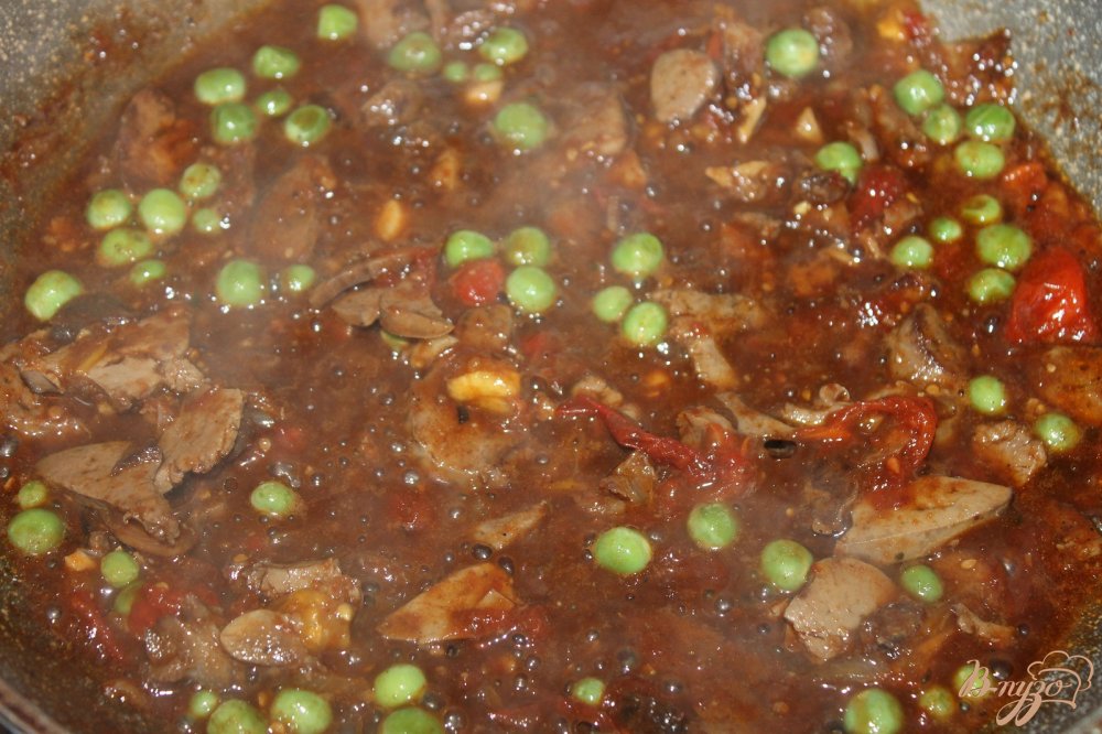 Фото приготовление рецепта: Макароны с куриной печенью и зеленым горошком шаг №5
