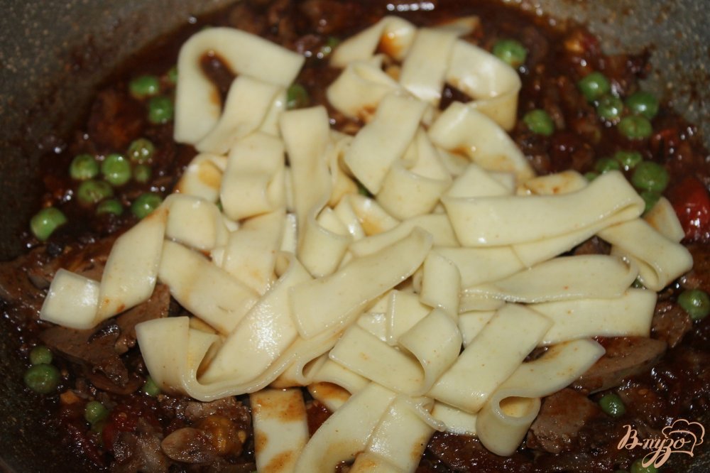 Фото приготовление рецепта: Макароны с куриной печенью и зеленым горошком шаг №6