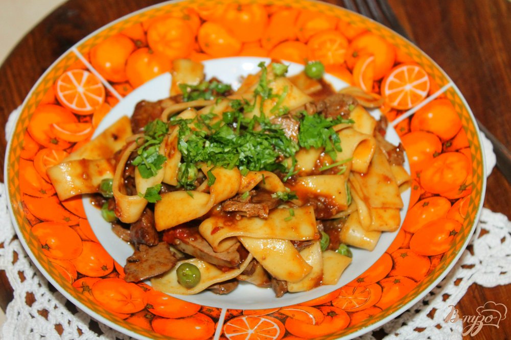 Фото приготовление рецепта: Макароны с куриной печенью и зеленым горошком шаг №7