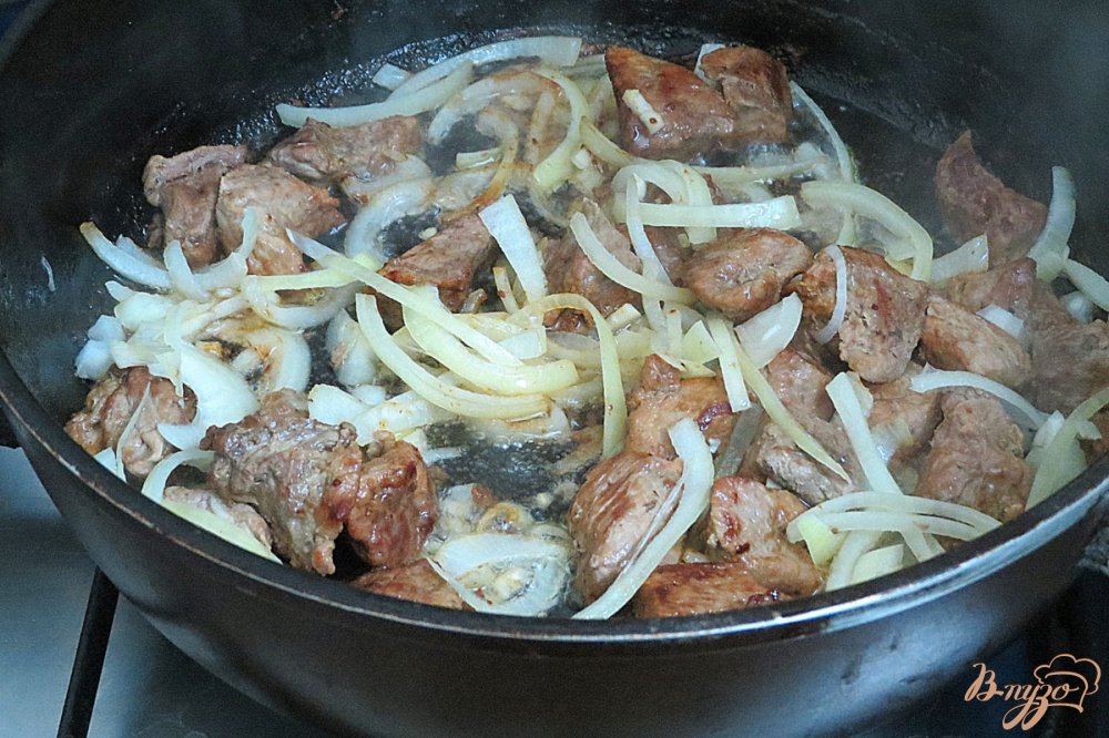 Фото приготовление рецепта: Картофель тушёный с мясом и овощами шаг №7