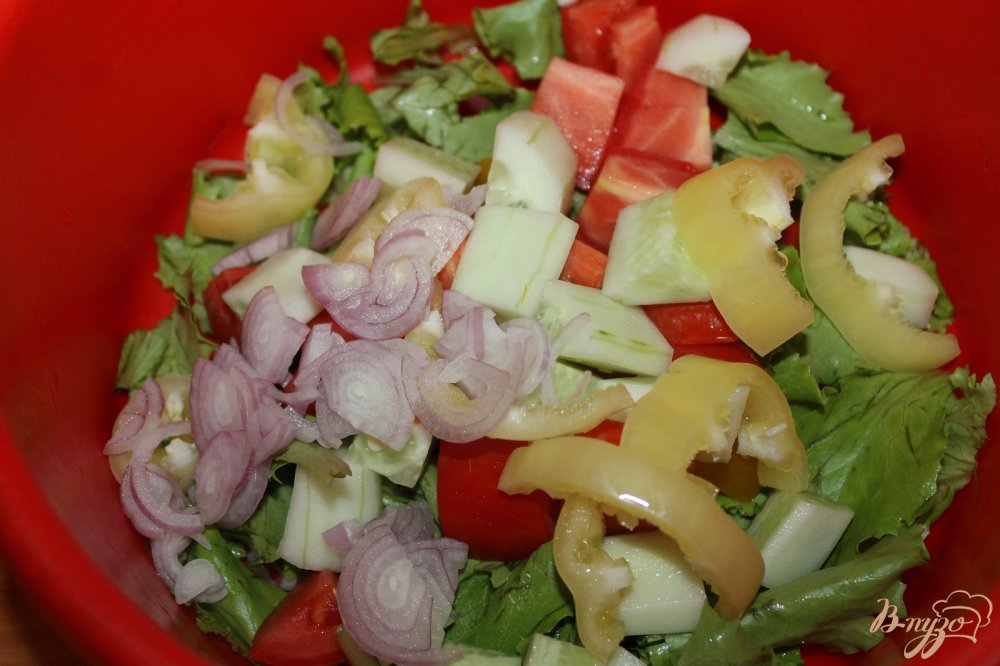 Салат с жареными кабачками, салатными листьями и сыром Салат с жареными кабачками, салатными листьями и сыром