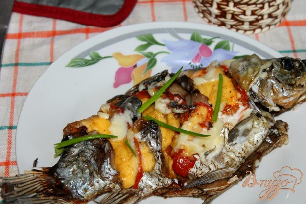 фото рецепта: Карась запеченный с сыром и помидорами