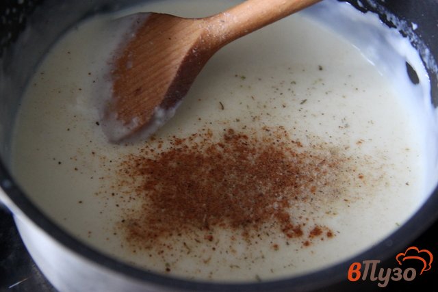 Фото приготовление рецепта: Дрожжевой пирог с курицей и соусом Бешамель шаг №7