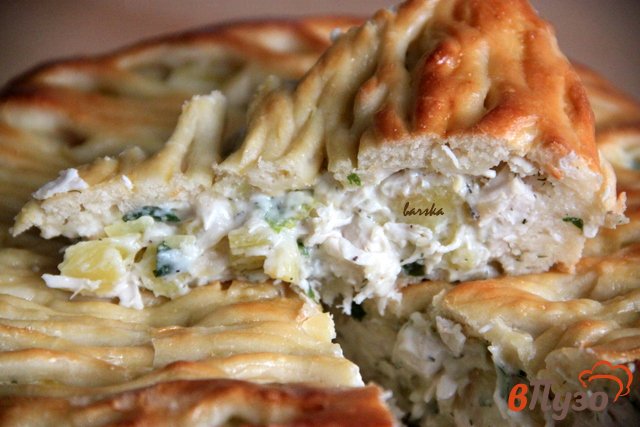 Фото приготовление рецепта: Дрожжевой пирог с курицей и соусом Бешамель шаг №16