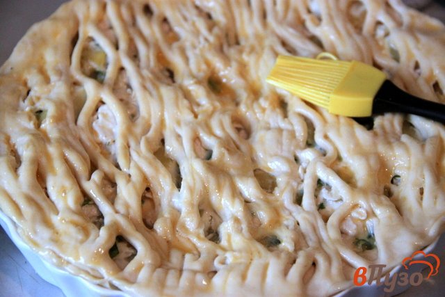 Фото приготовление рецепта: Дрожжевой пирог с курицей и соусом Бешамель шаг №14