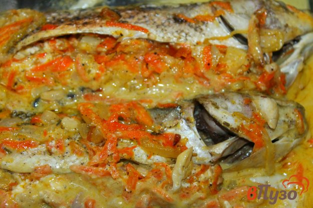 фото рецепта: Фаршированный пеленгас в соусе с овощами в духовке