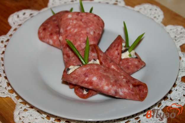 фото рецепта: Закусочные колбасные рулетики с начинкой