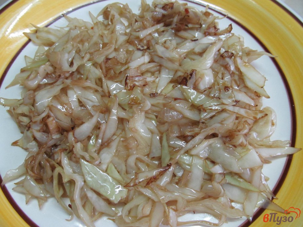 Фото приготовление рецепта: Теплый мясной салат с капустой и грибами шаг №4