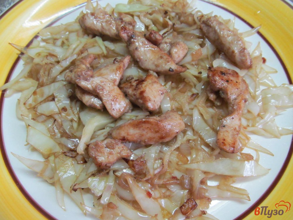 Фото приготовление рецепта: Теплый мясной салат с капустой и грибами шаг №5