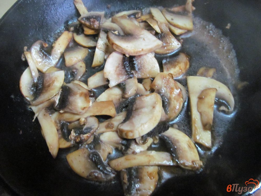 Фото приготовление рецепта: Теплый мясной салат с капустой и грибами шаг №6