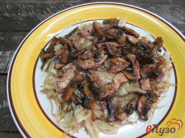 фото рецепта: Теплый мясной салат с капустой и грибами