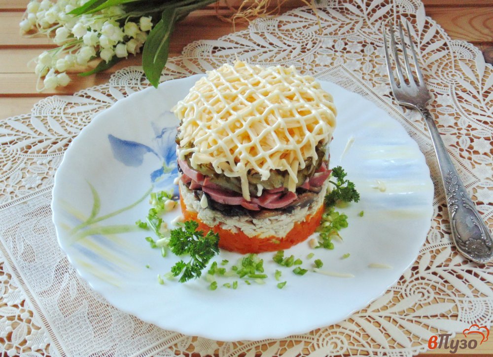 Фото приготовление рецепта: Салат с курицей и копченой колбасой шаг №10