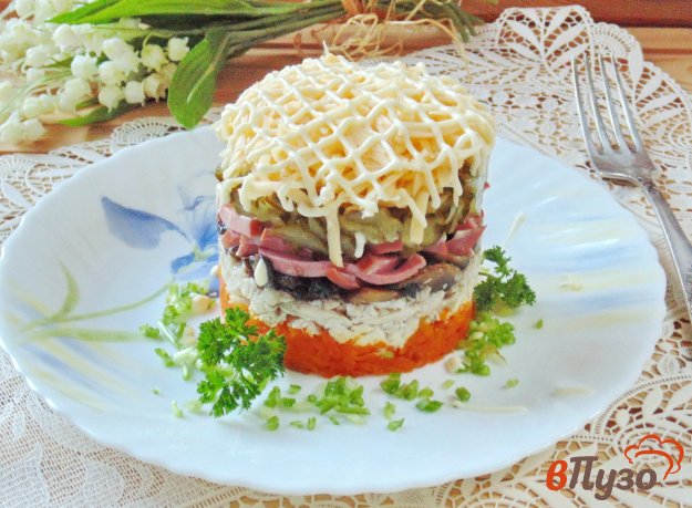 фото рецепта: Салат с курицей и копченой колбасой