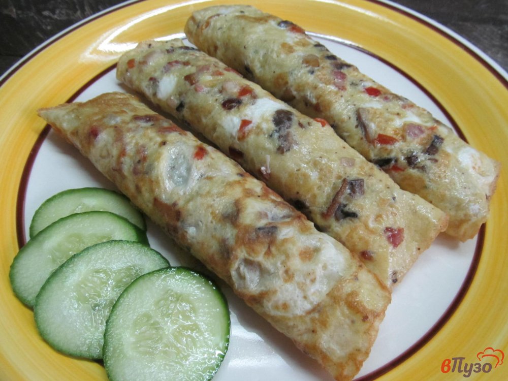 Фото приготовление рецепта: Яичные блины с мясом курицы и ветчиной шаг №8
