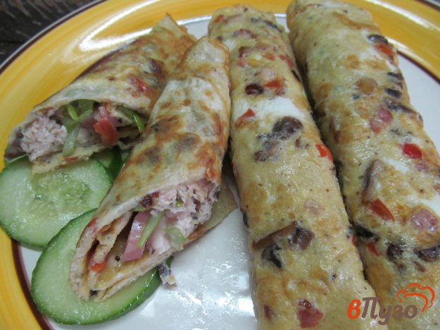 фото рецепта: Яичные блины с мясом курицы и ветчиной