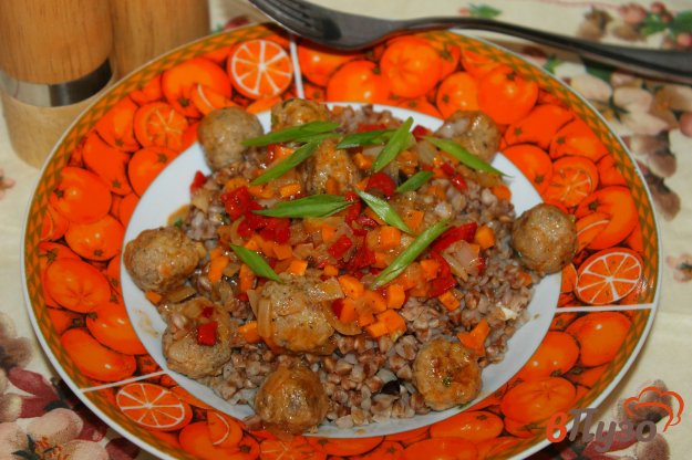 фото рецепта: Гречневая каша с фрикадельками и овощами