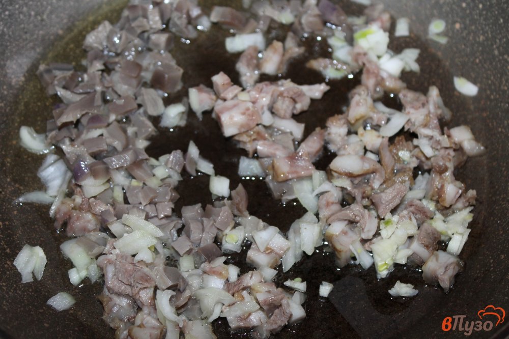 Фото приготовление рецепта: Картофель с мясной начинкой и лесными грибами под сыром шаг №3