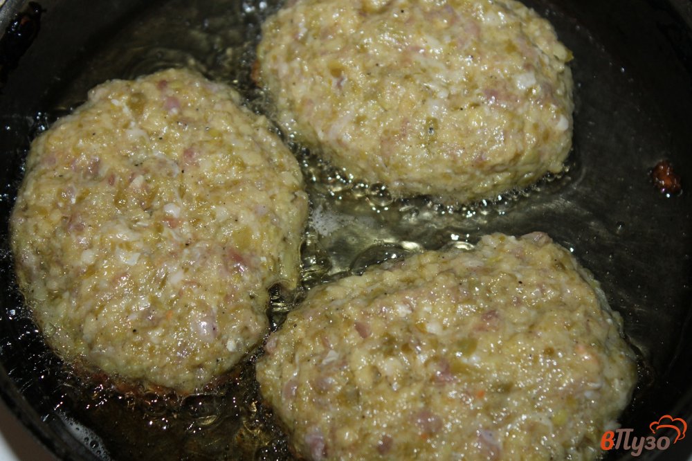 Фото приготовление рецепта: Мясные котлетки со спаржевой фасолью шаг №6