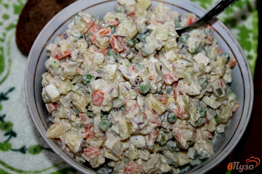 Фото приготовление рецепта: Салат Оливье с куриной грудкой, луком и зеленым горошком шаг №9