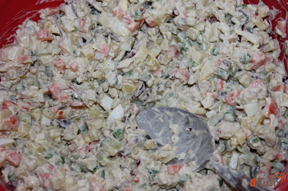 Фото приготовление рецепта: Салат Оливье с куриной грудкой, луком и зеленым горошком шаг №8