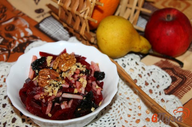 фото рецепта: Свекольный салат с черносливом и грушей
