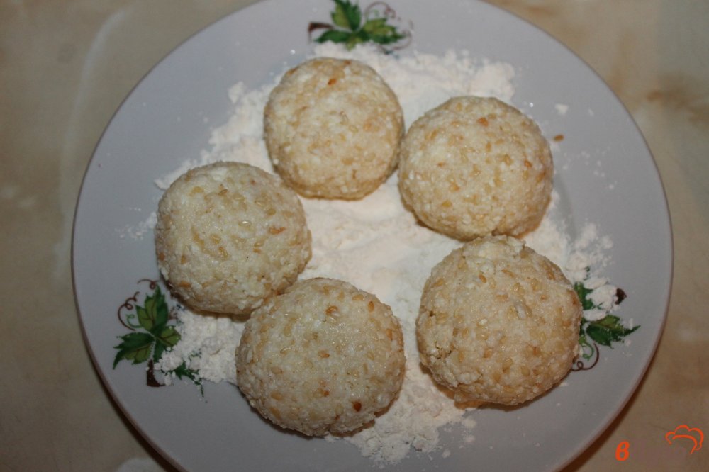 Фото приготовление рецепта: Сырники с кунжутом и манной крупой шаг №5