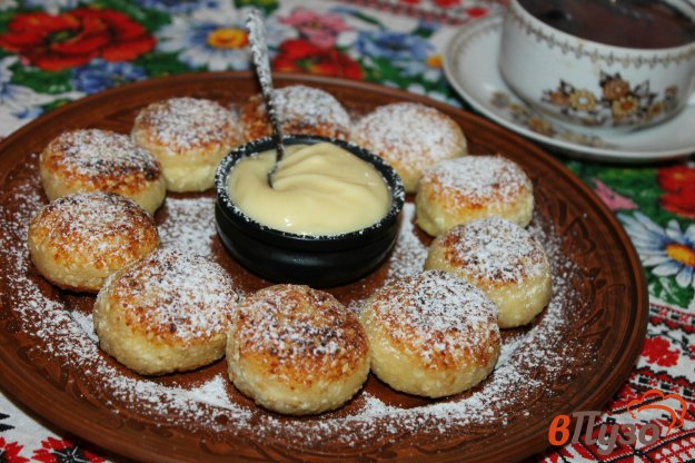 фото рецепта: Сырники с кунжутом и манной крупой