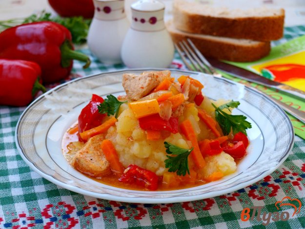 фото рецепта: Рагу из индейки с овощами в казане