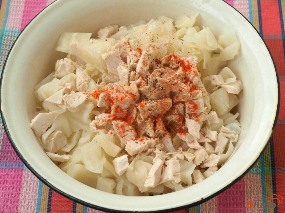 Фото приготовление рецепта: Запечённая капуста с курицей и шампиньонами шаг №3