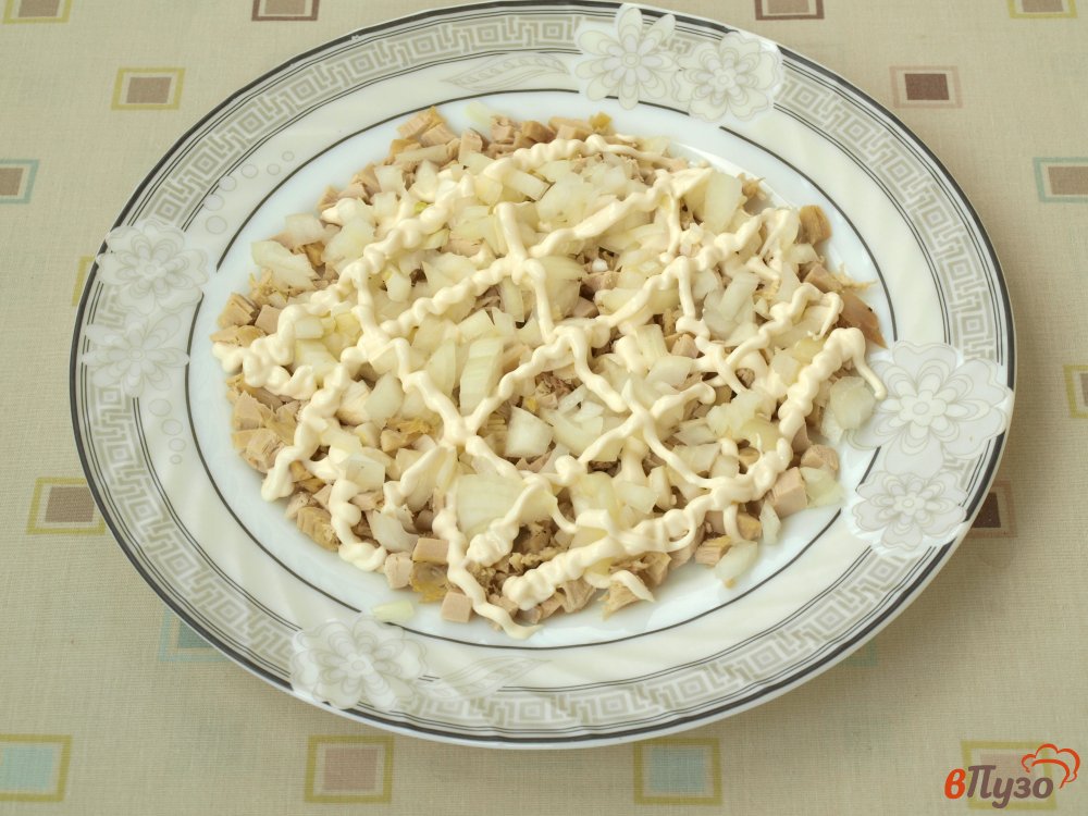 Фото приготовление рецепта: Слоёный салат с курицей, черносливом и кукурузой шаг №1