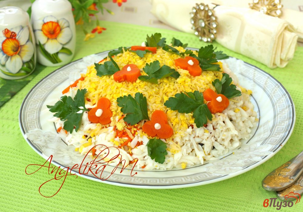 Фото приготовление рецепта: Слоёный салат с курицей, черносливом и кукурузой шаг №5