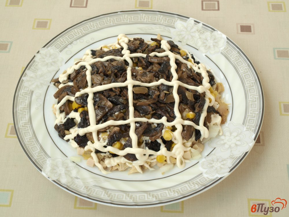 Фото приготовление рецепта: Слоёный салат с курицей, черносливом и кукурузой шаг №3