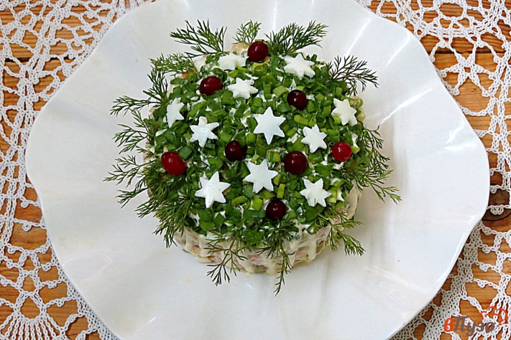 Фото приготовление рецепта: Оливье с колбасой и солёными огурцами шаг №9