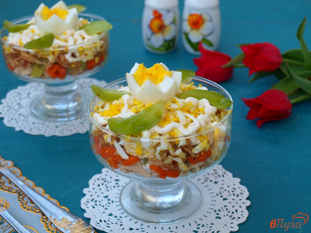 Фото приготовление рецепта: Салат с курицей, морковью, киви и яйцом шаг №4
