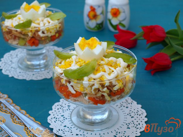 фото рецепта: Салат с курицей, морковью, киви и яйцом