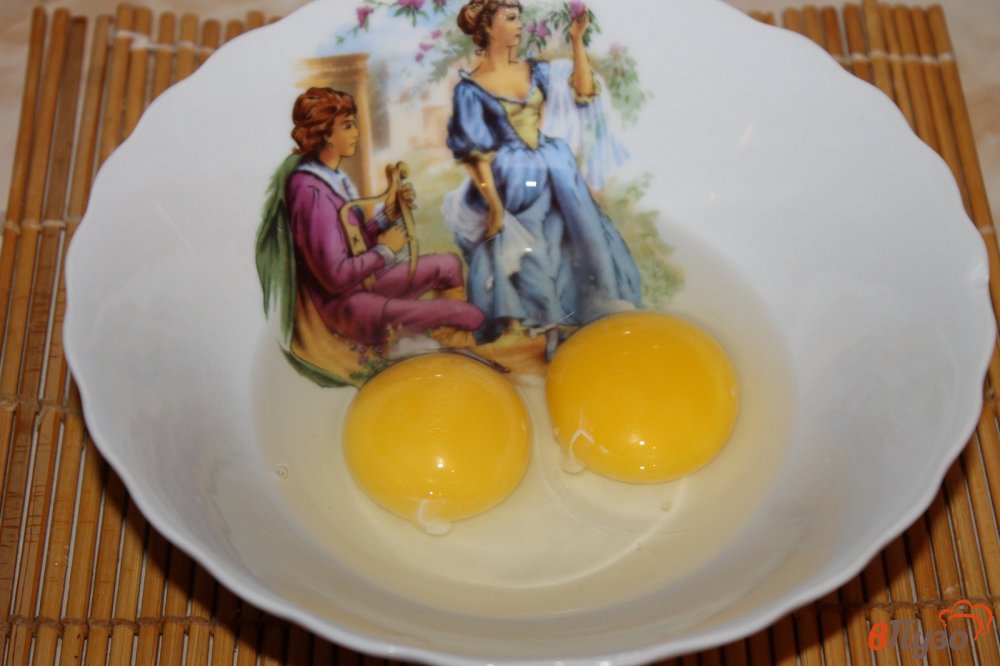 Фото приготовление рецепта: Рулет из омлета с отварной курицей, помидорами и сливочным сыром шаг №1