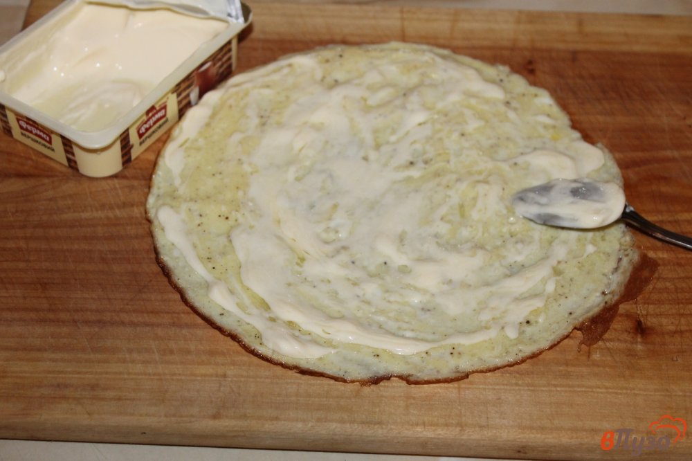 Фото приготовление рецепта: Рулет из омлета с отварной курицей, помидорами и сливочным сыром шаг №5